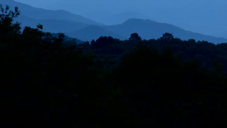 Incline-hacia-arriba-revelar-montañas-de-canto-azul-al-atardecer