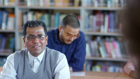 Arabische-Mann-im-mittleren-Alter-bei-Vortrag-in-der-Schule