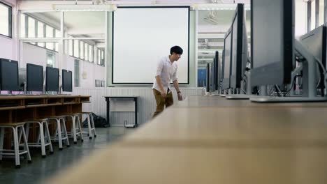 Junge-asiatische-männlichen-Techniker-Prüfung-Computer-im-Computerraum-Labor-vor-Seminar,-beginnt-Unterrichtseinheit