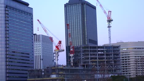 4K.-Lapso-de-tiempo-grúa-de-construcción-en-construcción-en-Osaka-Japón