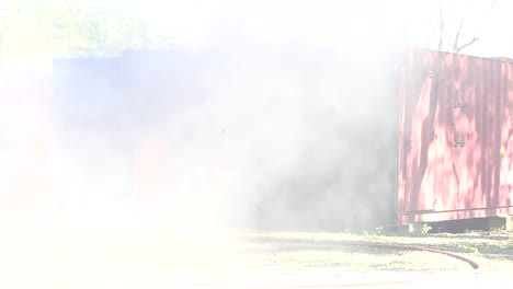 Feuerwehr-und-Rettungsdienst-Ausbildung-Schule-regelmäßig-bereit-zu-erhalten.-Vorratsbehälter-in-Brand