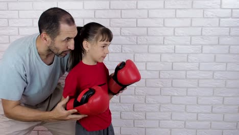 Boxeador-formación.-Un-hombre-está-entrenando-a-un-niño-en-guantes-de-boxeo.