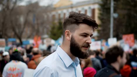 Adulto-joven-grita-en-el-megáfono.-Gente-caucásica-grita-violentamente-y-enojado.