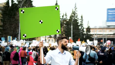 Menschen-in-den-Streik.-Polizei-im-Hintergrund-von-einem-sprechenden-Erwachsenen-jungen-20er-Jahre-Mann-4k.