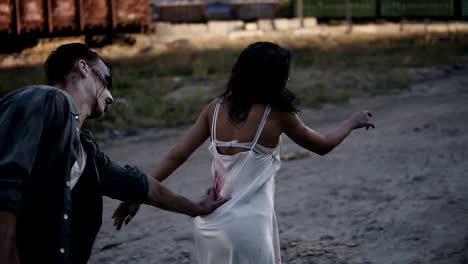 Concepto-película-del-horror-de-Halloween.-Foto-de-fantasma-escalofriante-de-macho-y-hembra-o-zombie-caminando-al-aire-libre.-Hombre-tratando-de-tocar-a-la-chica-de-la-parte-posterior.-Ciudad-industrial,-abandonado-en-el-fondo