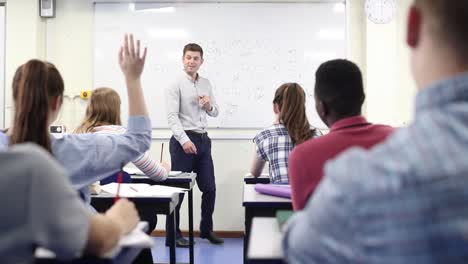 Tutor-varón-High-School-secundaria-en-clase-de-Ciencias-de-enseñanza-pizarra