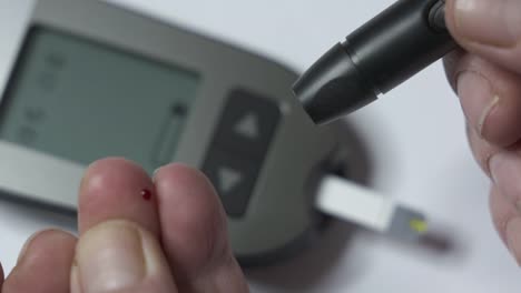 Paciente-con-diabetes-usando-un-medidor-de-glucosa-en-sangre-para-prueba-de-glucosa-en-la-sangre