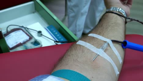 En-el-Departamento-de-la-transfusión,-una-persona-donar-sangre