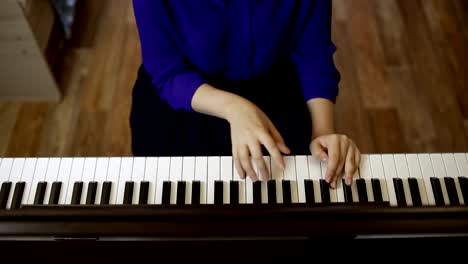 Hände-Teenager-Mädchen-spielen-auf-der-Tastatur-des-digital-Pianos