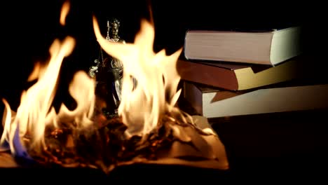 Das-Buch-mit-einer-hellen-Flamme-brennt