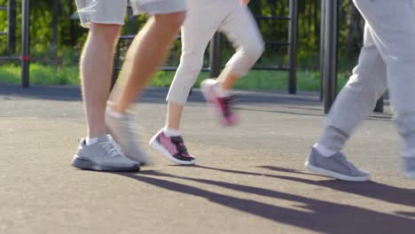 Piernas-de-familia-con-hijos-en-el-patio-al-aire-libre