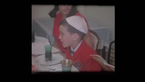 Familia-judía-1963-lectura-Hagadá-en-el-Seder-de-la-Pascua