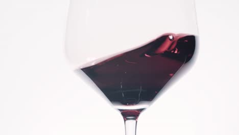 Rotwein-in-einem-Glas-mischen-Bewegung