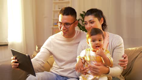 familia-con-tablet-pc-tener-video-llamada-en-el-país