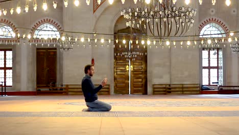 Junge-Muslime-beten-in-der-Moschee