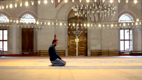 Junge-Muslime-beten-in-der-Moschee