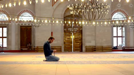 Junge-Muslime-beten-in-der-Moschee