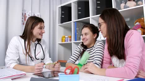 Asesoramiento-en-la-oficina-del-doctor.-Madre-e-hija-adolescente-en-la-oficina-del-médico-de-familia.