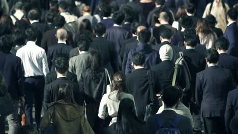 Multitud-de-hombres-de-negocios-va-a-funcionar-por-la-mañana-Tokio-Shinjyuku