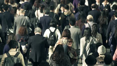 Menge-von-Geschäftsleuten-am-Morgen-Shinjyuku-Tokyo-Japan-arbeiten