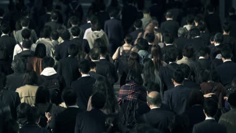 Menge-von-Geschäftsleuten-am-Morgen-Shinjyuku-Tokyo-Japan-arbeiten