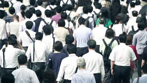 Menge-von-Geschäftsleuten-am-Morgen-Shinjyuku-Tokyo-Japan-arbeiten