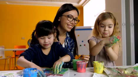 Docente,-desarrollar-la-creatividad-de-los-niños-en-clase-de-arte