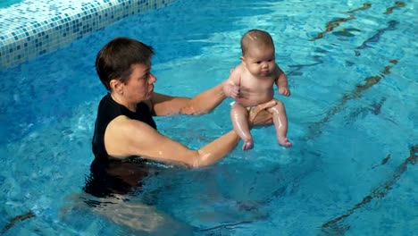 Entrenador-con-bebé-en-la-piscina