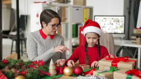 Fröhliche-Mutter-und-Tochter-verzieren-Xmas-Geschenkbox-mit-Band