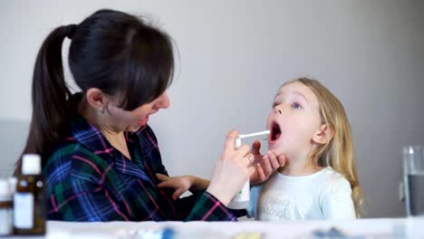 Frau-benutzt-Throat-Spray-für-ihre-Tochter