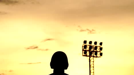 Silhouette-Baseball-atletas-están-entrenando-duro-con-la-puesta-de-sol