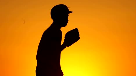 Silhouette-Mann-mit-einem-Baseballhandschuh-fangen-einen-Baseball