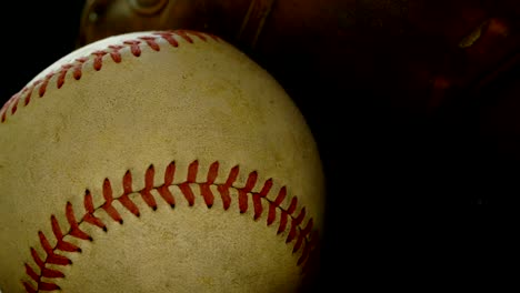 alter-Baseball-Handschuh-mit-Ball