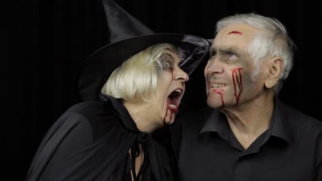 Hombre-y-mujer-ancianos-disfrazados-de-Halloween.-Dripping-sangre-en-sus-rostros