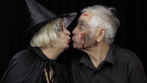 Hombre-y-mujer-ancianos-disfrazados-de-Halloween-haciendo-un-beso.-Bruja-y-zombi