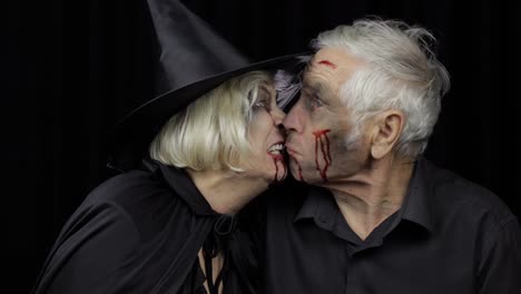 Hombre-y-mujer-ancianos-disfrazados-de-Halloween-haciendo-un-beso.-Bruja-y-zombi