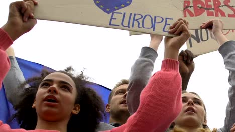 Crowd-chanting-against-brexit,-rally-for-Europe-without-border,-migration-crisis