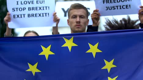 Mann-hisst-Flagge-der-Europäischen-Union,-protestiert-gegen-Brexit,-keine-Grenzen-für-Migration