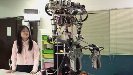 Asiatische-Ingenieurstudenten-beherrschen-Joystick-und-testen-Robotik-im-modernen-Labor.-Konzept-von-Robotern,-Technologieentwicklungen-und-Kollaboration.