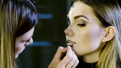 Artista-de-maquillaje-está-haciendo-mujer-rubia-como-novia-muerta-para-la-fiesta-de-Halloween.-4K