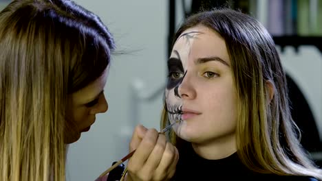 Artista-de-maquillaje-está-haciendo-mujer-rubia-como-novia-muerta-para-la-fiesta-de-Halloween.-4K