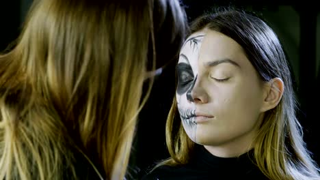 Artista-de-maquillaje-está-haciendo-mujer-rubia-como-novia-muerta-para-la-fiesta-de-Halloween.-4K