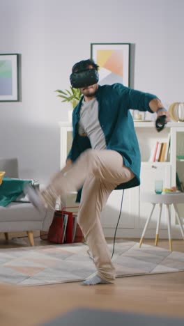 Enérgico-joven-usando-auriculares-de-realidad-virtual-y-controladores-de-sujeción-juega-en-un-videojuego-en-casa.-Jugando-vr-tenis-en-la-sala-de-estar.-Video-de-archivo-con-orientación-vertical-de-la-pantalla