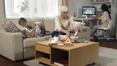 Abuela-y-madre-que-cuida-al-niño-enfermo