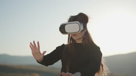 La-mujer-usa-gafas-de-realidad-virtual-al-atardecer.-Hora-de-la-tarde,-crepúsculo.-Concepto-de-relax,-entretenimiento-y-tecnología