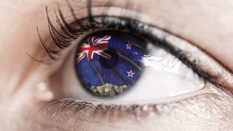 Frau-grünes-Auge-in-Nahaufnahme-mit-der-Flagge-von-Neuseeland-in-Iris-mit-Windbewegung.-Videokonzept