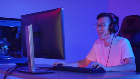Junger-asiatischer-Cybersportler-spielt