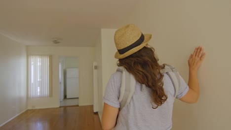 Mujer-con-bebé-revisando-un-nuevo-apartamento