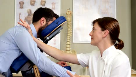 Weibliche-Physiotherapeuten-geben-Arm-massage-zu-einem-Patienten