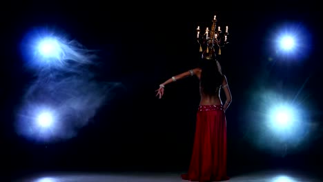 Chica-atractiva-bailarina-ir-bailando-con-velas,-humo-de-su-cabeza,-negro,